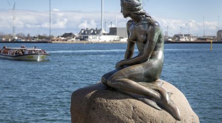 The Little Mermaid statue in Denmark is based on which author's work?
